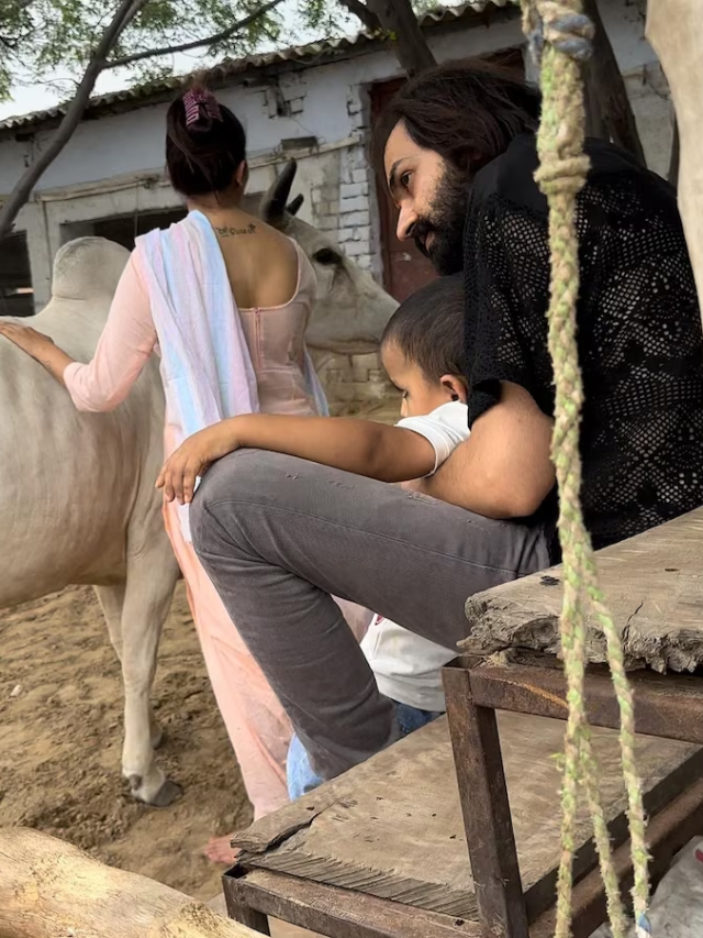 सपना चौधरी ने गांव में अपने पति और बेटे के साथ समय बिताया, उनकी साधारण छवि पर फिदा प्रशंसक- Sapna Chaudhary, who is enjoying a humble life in a rural for Shivratri 2023, shares a photo with her husband Veer Sahu and kid Porus.